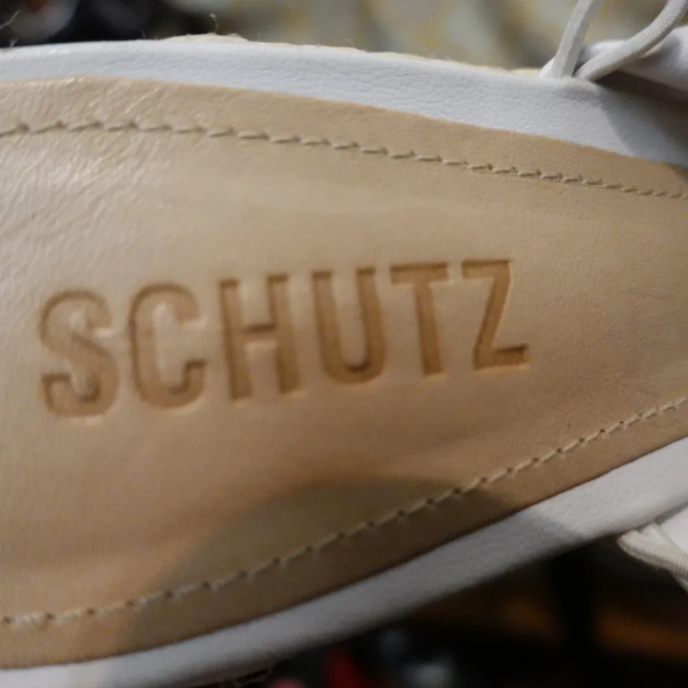 SCHUTZ White Slip-on Mule Sandals with Woven Raffia Covered Wedge Heel, size 8 - Picture 4 of 9